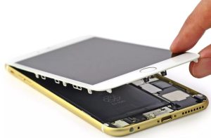 Read more about the article Cara Mengatasi Layar LCD iPhone Bergaris, Praktis & Gampang