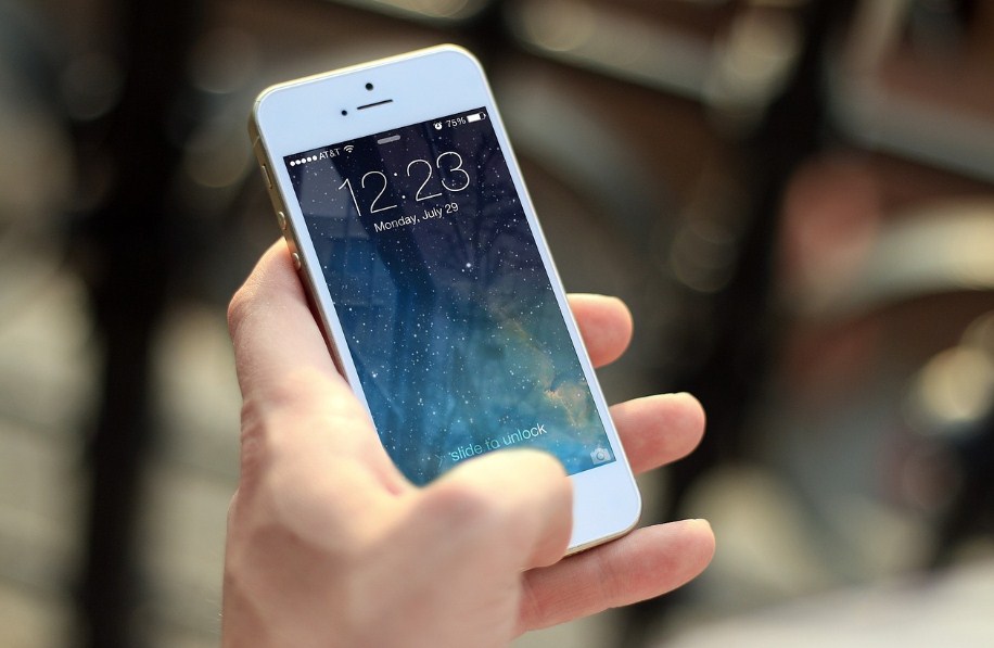 Read more about the article 6 Solusi Memperbaiki LCD iPhone Bergaris Sendiri Di Rumah