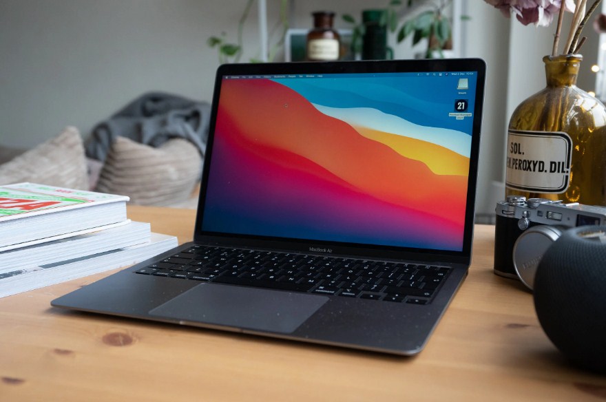 Read more about the article 6 Keunggulan Macbook M1 Yang Membuat Laptop Ini Layak Dibeli